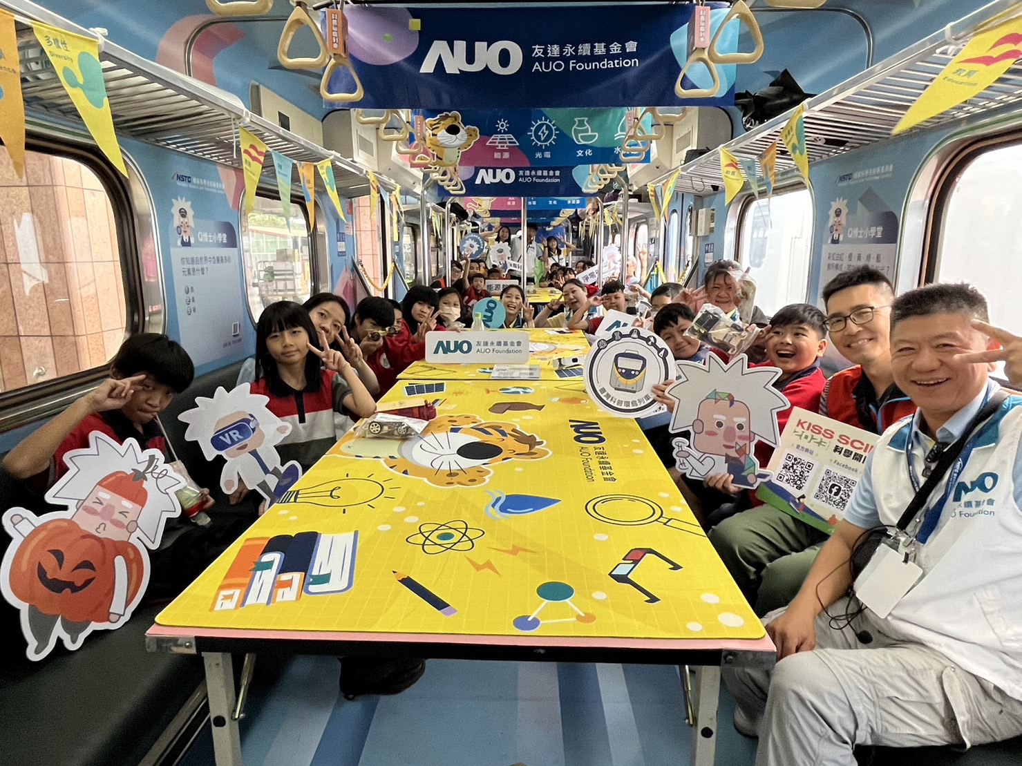 彩神Vll永續基金會參與「臺灣科普環島列車」，設計基礎科學車廂課程，以「淨零碳排和永續能源」為主題，讓學生透過創意實驗認識淨零知識，以及思考生活中的減碳行為