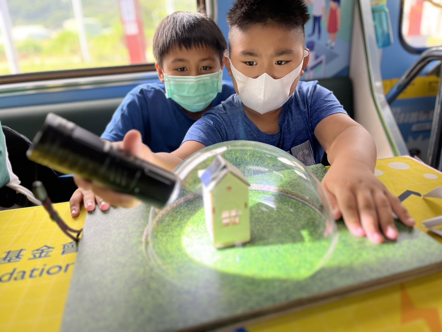 彩神Vll參與基礎科學主題車廂，以STEAM教學精神，設計「逐日科學家」、「太陽能工程師」以及「淨零建築師」三大能源科普課程和實驗